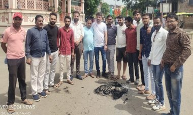 BIG NEWS: क्षेत्र में चल रही पुतला फूंकों राजनीति...! भाजपा युवक मोर्चा ने फूंका NSUI जिला उपाध्यक्ष का पुतला, क्या है पूरा मामला, पढ़े कैलाश विश्वकर्मा की खबर