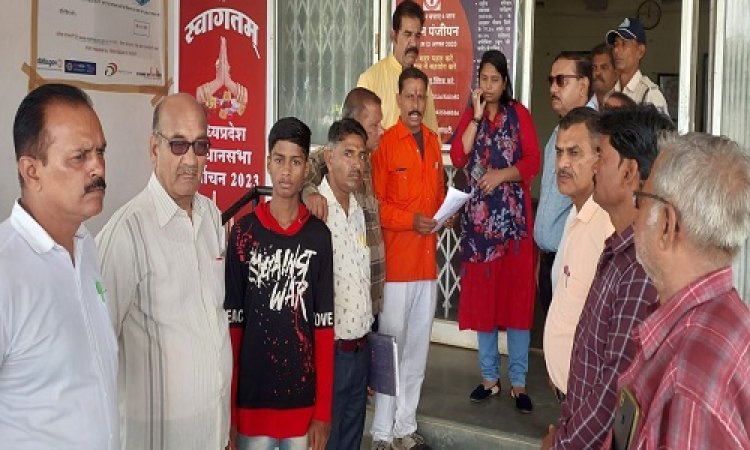 BIG NEWS: दुष्प्रेरण और अपहरण की घटनाएं, परशुराम सेना में आक्रोश, सदस्य नारेबाजी करते हुए पहुंचे कलेक्टर कार्यालय, मुख्यमंत्री के नाम सौंपा ज्ञापन, पढ़े ये खबर