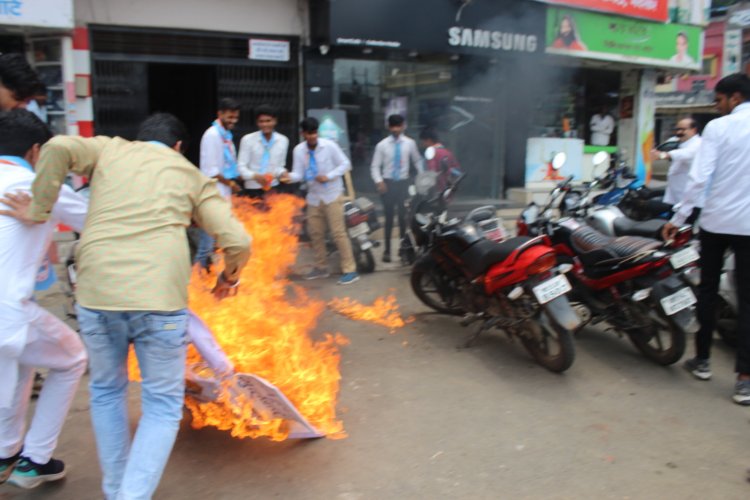 NEWS: NSUI छात्रसंघ में ABVP के खिलाफ आक्रोश, मंदसौर के बीच चौराहे पर फूंका पुतला, क्यों किया जा रहा जमकर विरोध, पढ़े कैलाश विश्वकर्मा की खबर