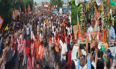 BIG NEWS: पिपलियामंडी पहुंचे CM शिवराज सिंह चौहान, रोड-शो में उमड़ा जनसैलाब, जगह-जगह पुष्‍पवर्षा कर किया भव्‍य स्‍वागत, BJP के कई मंत्री, और दिग्गज नेता हुए शामिल, क्या कुछ है खास, तस्वीरें भी आई सामने, पढ़े खबर