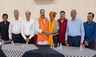 BIG NEWS: पदोन्नत होकर भोपाल स्थानांतरित होने पर कनेश को दी विदाई, मित्र मण्डल द्वारा भेंट किया गुलदस्ता, सौंपा प्रशस्ति पत्र, पढ़े खबर