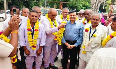 NEWS: मुख्‍यमंत्री तीर्थ दर्शन योजना, 175 यात्री नीमच से हरिद्वार के लिए रवाना, रेलवे स्‍टेशन पर कलेक्‍टर जैन ने किया स्‍वागत, पढ़े खबर