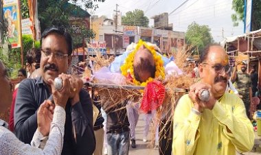 BREAKING NEWS: इंद्रदेव को मनाने का अनूठा तरीका, गधों को खिलाएं गुलाब जामुन, फिर निकाली शवयात्रा, अचानक उठ गया अर्थी पर लेटा आदमी, मामला मंदसौर का, पढ़े खबर