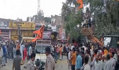 NEWS: बसई में निकली कावड़ यात्रा,बुलडोजर से पुष्पवर्षा कर किया स्वागत, किसी ने किये फल वितरित तो किसी ने भोजन प्रसादी ,पढ़े खबर