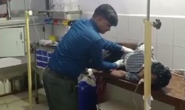 BIG BREAKING: युवक ने गटका जहरीला पदार्थ, तो परिजन लेकर पहुंचे मनासा अस्पताल, फिर उपचार को हुआ, लेकिन हालत गंभीर, अब डॉक्टरों ने किया रैफर, पढ़े मनीष जोलान्या की खबर