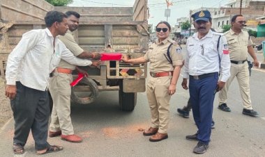 NEWS: दुर्घटनाओं को रोकने के लिए नीमच पुलिस के प्रयास, मनासा क्षेत्र में भारी वाहनों को रोका, फिर लगाई ये हाईटैक रेडियम, पढ़े खबर