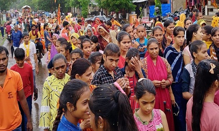 BIG NEWS: श्रावण मास का सातवां सोमवार, रामझर महादेव में उमड़ा भक्तों का सैलाब, बरसते पानी में भीगते हुए निकाली कांवड़ यात्रा, कामना पूर्ति की लगाई अर्जी, पढ़े खबर