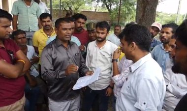 NEWS: ग्रामीणों ने किया पिपलियामंडी विधुत मंडल का घेराव, नारेबाजी की गूंज पहुंची अधिकारियों तक, समझाइश और आश्वासन के बाद मामला शांत, की ये बड़ी मांग, पढ़े खबर