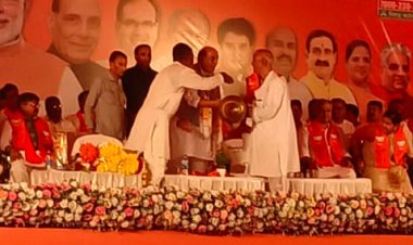 BIG NEWS: भारत के रक्षामंत्री राजनाथ सिंह और CM शिवराज का नीमच दौरा, मंच पर पहुंचे मीसाबंदी शर्मा, और भेंट किया ये शक्तिशाली हथियार, क्या बह्रमास्त्र की तर्ज पर होगा उपयोगी...! पढ़े खबर