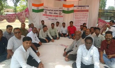 NEWS: मनासा तहसील कार्यालय के पास अनिश्चितकालीन हड़ताल पर बैठे पटवारी, पूर्व उद्योग मंत्री ने सुनी मांगे, पढ़े खबर