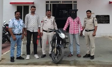BIG NEWS: बाइक पर काले सोने की तस्करी, वाहन चैकिंग में नई आबादी पुलिस ने घेरा, तीन लाख से ज्यादा का मादक पदार्थ जप्त, नीमच के उपनगर बघाना का तस्कर गिरफ्तार, पढ़े ये खबर