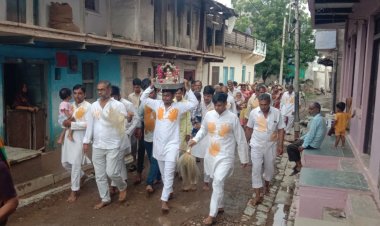 NEWS: सफ़ेद वस्त्र पर केसर के छापे, लगे महावीर स्वामी के जयकारे,  निकला ठोल ढमाको के साथ हरवार मे चल समारोह, पढ़े खबर