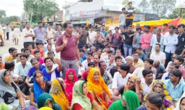 BIG NEWS: मुख्य चौराहे पर लड़ाई तो इनकी, पर राह चलती महिला की गई जान, आक्रोशित समाजजनों का कुकड़ेश्वर में चक्काजाम, प्रशानिक-पुलिस अधिकारी पहुंचे मौके पर, क्या हो गया मामला शांत...! पढ़े ये खबर