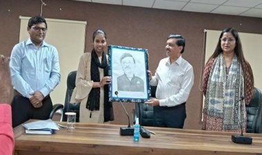 NEWS: रामपुरा की छात्रा पहुंची कलेक्टोरेट कार्यालय, जिलाधीश को भेंट किया स्केच, फिर DM साहब ने की सराहना, और दिलाया ये विश्वास, पढ़े खबर