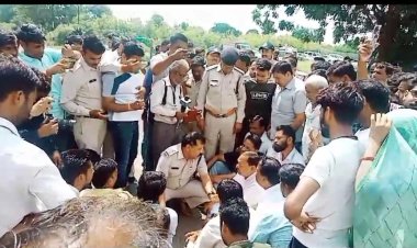 BIG BREAKING: सरवानिया चौकी के बाहर परिजनों और समाजजनों का प्रदर्शन, इनके खिलाफ हो रही जमकर नारेबाजी, मामला टुकड़ों में मिली युवक की लाश से जुड़ा, पढ़े खबर