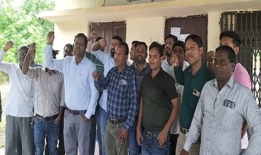 NEWS: पटवारी संघ की हड़ताल जारी, रामपुरा में कार्यालय पर प्रदर्शन, सरकार से मांगो को पूरा करने की गुहार, पढ़े ये खबर