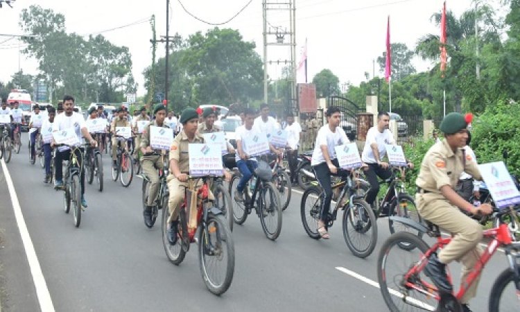 NEWS: मंदसौर में जिला प्रशासन ने निकाली जागरूकता साइकिल रैली, कलेक्टर-एसपी सहित कई अधिकारी रहें मौजूद, दिया ये संदेश, पढ़े ये खबर