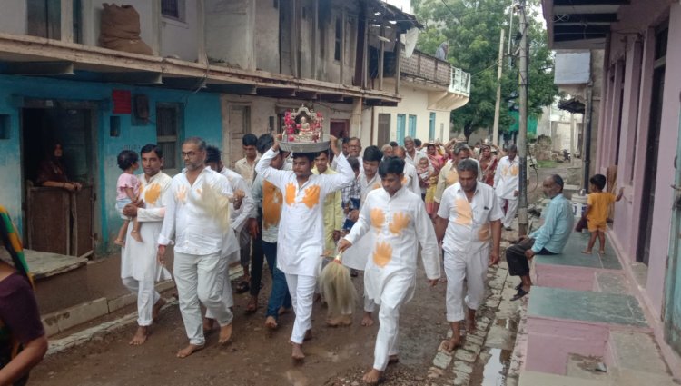 NEWS: सफ़ेद वस्त्र पर केसर के छापे, लगे महावीर स्वामी के जयकारे, निकला ठोल ढमाको के साथ हरवार मे चल समारोह, पढ़े खबर