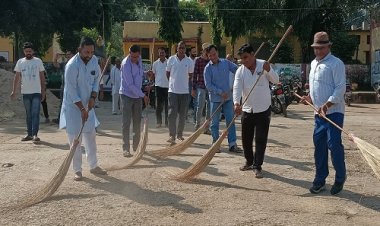 NEWS: ब्लॉक कांग्रेस कमेटी जीरन द्वारा मनाई राष्ट्रपिता महात्मा गांधी व पूर्व प्रधानमंत्री लाल बहादुर शास्त्री की जयंती, प्रतिमा पर किया माल्यार्पण, चलाया स्वच्छता अभियान, पढ़े खबर