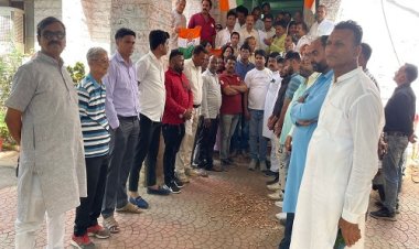BIG NEWS: कांग्रेस के पदाधिकारी-कार्यकर्ता पहुंचे नीमच नगर पालिका, CMO दफ्तर का किया घेराव, नारेबाजी के साथ जमकर प्रदर्शन, किन मूलभूत सुविधाओं की मांग...! पढ़े ये खबर