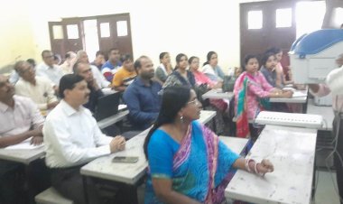 BIG NEWS : नीमच DM और SDM जब जा बैठे प्रशिक्षण में,तो सभी रह गए अचंभित,मतदान दल के साथ यु बिताया समय,ओर इन बातो पर की चर्चा,पढ़े ये खबर