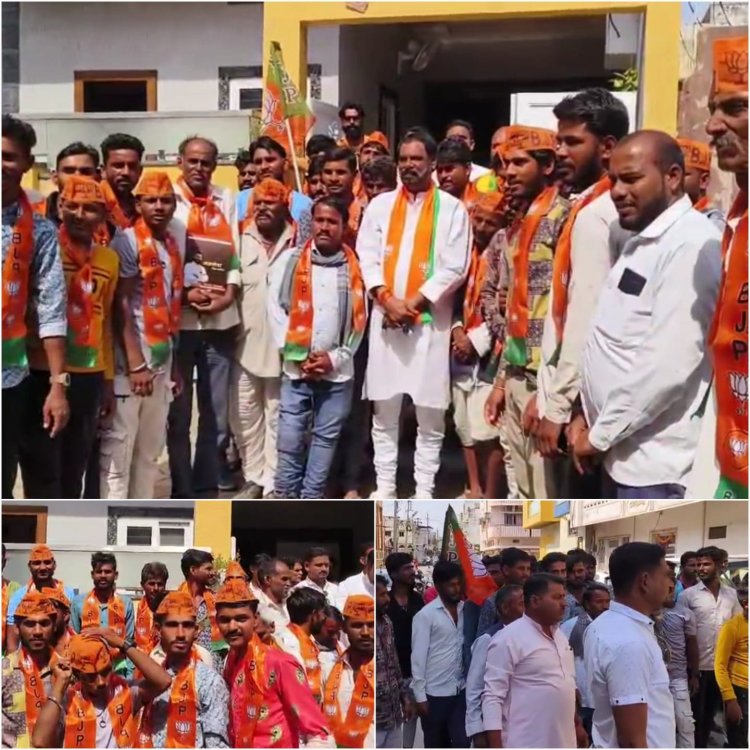 NEWS : चुकनी गांव के ग्रामीण पहुंचे BJP विधायक माधव मारू के घर, बने पार्टी के सदस्य और पहना दुपट्टा, पढ़े खबर