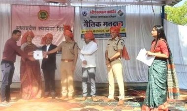 BIG NEWS: अधिकारी-कर्मचारियों को प्रोत्‍साहित करने का उद्देश्य, जिला कलेक्‍टर जैन ने किया सम्मानित, इन्हें मिला बेस्‍ट एम्‍पलाई ऑफ दी मंथ पुरस्‍कार, पढ़े खबर