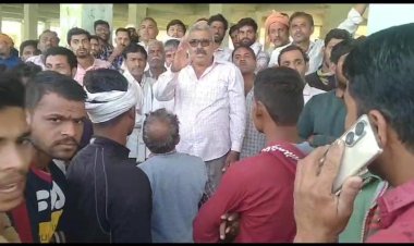 BIG NEWS : नीमच कृषि उपज मंडी में किसानो का हंगामा,लहसुन की नीलामी रोकी,मामला व्यापारियों के बीच रास्ते पड़े माल का,जो बन रहा परेशानियों का सबब,पर नहीं ले रहा कोई सुध,पढ़े ये खबर