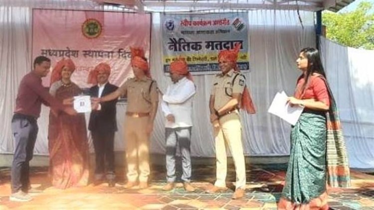 BIG NEWS: अधिकारी-कर्मचारियों को प्रोत्साहित करने का उद्देश्य, जिला कलेक्टर जैन ने किया सम्मानित, इन्हें मिला बेस्ट एम्पलाई ऑफ दी मंथ पुरस्कार, पढ़े खबर