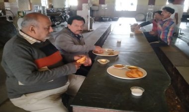 NEWS: सचिव उमेश बसेड़िया निकले मंडी निरिक्षण पर, भोजनालय भी पहुंचे, किसानों के साथ बैठक किया भोजन, फिर संचालक से बातचीत, कहीं ये बात, पढ़े महेंद्र अहीर की खबर