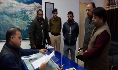 BIG NEWS: नीमच में बगीचे की जमीन पर इनकी नजर, इन्हें कब्जे की चाह, तो बनाया ये प्लान, रहवासियों के नाम झूटी रिपोर्ट भी, अब बात पहुंची पुलिस अधिकारियों तक, कॉलोनीवासियों ने सौपा ज्ञापन, कार्यवाही की मांग, पढ़े ये खबर