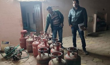 BIG NEWS:ग्वालटोली क्षेत्र में प्रशासनिक अधिकारियों की दबिश, अवैध रिफलिंग करते गैस सिलेंडर और वाहन जप्त, अब इन पर प्रकरण दर्ज, पढ़े खबर