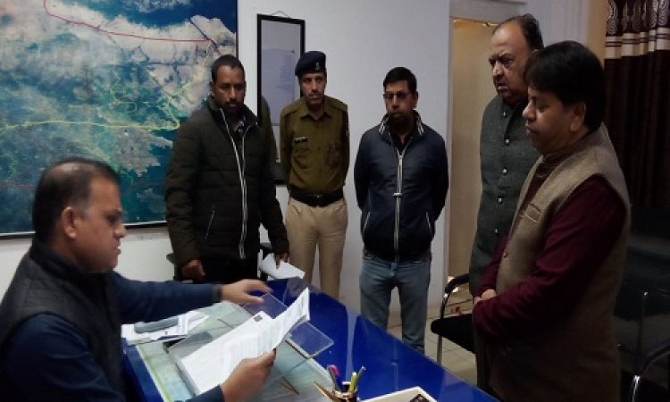 BIG NEWS: नीमच में बगीचे की जमीन पर इनकी नजर, इन्हें कब्जे की चाह, तो बनाया ये प्लान, रहवासियों के नाम झूटी रिपोर्ट भी, अब बात पहुंची पुलिस अधिकारियों तक, कॉलोनीवासियों ने सौपा ज्ञापन, कार्यवाही की मांग, पढ़े ये खबर