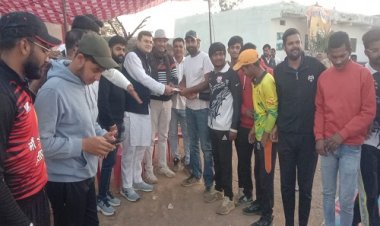 NEWS: हरवार में अंतर राज्यीय क्रिकेट टूर्नामेंट का समापन, समाजसेवी प्रभुत्व भारद्वाज ने किएं पुरस्कार वितरण, पढ़े खबर