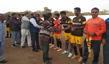 NEWS: नगर पालिका की गणतंत्र दिवस फुटबाल स्पर्धा, एनएफसी व ग्वालटोली का अगले दौर में प्रवेश, सोमवार को इन टीमों में बीच होगा कड़ा मुकाबला, पढ़े खबर