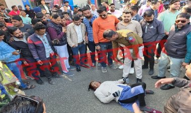 BIG BREAKING: नीमच के SBI बैंक के बाहर महिला ने किया हंगामा, पहले चिल्ला-चोट, फिर लेट गई रोड़ पर, लगा लंबा जाम, कैंट पुलिस भी मौके पर, आखिर यहां क्यों हुआ हाईवोल्टेज ड्रामा, पढ़े ये खबर