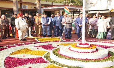 NEWS: गणतंत्र दिवस, जिला न्यायालय में प्रिंसिपल डीजे मा. सुशांत हुद्दार ने किया ध्वजारोहण, तिरंगे को दी सलामी, पढ़े खबर