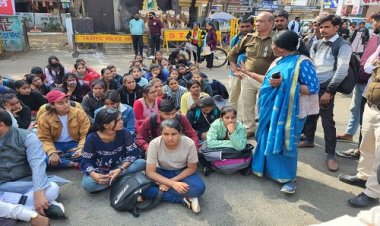 BIG NEWS: नीमच के भारतमाता चौराहे पर कॉलेज छात्रों का धरना प्रदर्शन, जमकर नारेबाजी के साथ ये मांग, जैसे ही प्रशासनिक अधिकारी और पुलिस पहुंची मौके पर, फिर...! पढ़े खबर