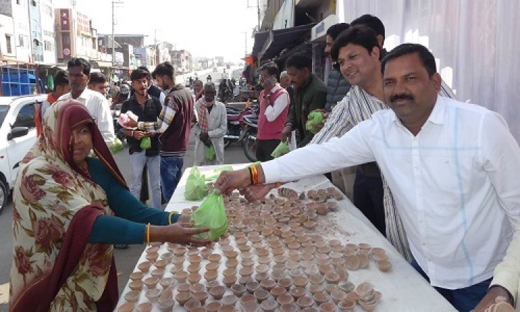 NEWS: भगवान श्रीराम की प्राण-प्रतिष्ठा, समाजसेवी मालवीया ने वितरण किएं एक लाख दीपक, पढ़े खबर