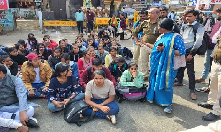 BIG NEWS: नीमच के भारतमाता चौराहे पर कॉलेज छात्रों का धरना प्रदर्शन, जमकर नारेबाजी के साथ ये मांग, जैसे ही प्रशासनिक अधिकारी और पुलिस पहुंची मौके पर, फिर...! पढ़े खबर