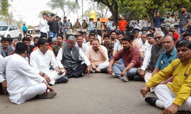 BIG NEWS: बाजखेड़ी गांव में युवक ने किया सुसाइड, परिजनों सहित इन्होंने किया थाने का घेराव, शव रख धरने पर बैठे, इन पर लगाया आरोप, पढ़े नरेंद्र राठौर की खबर