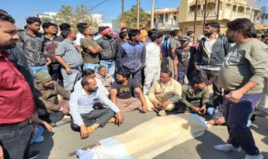 BIG BREAKING : नीमच के मुख्य मार्ग पर युवक का शव रख चक्काजाम, परिजनों कर रहें नारेबाजी, इनके खिलाफ कार्यवाही की मांग, मौके पर भारी पुलिस बल तैनात, घटना कैंट थाना क्षेत्र की, क्या है पूरा मामला...! पढ़े ये खबर