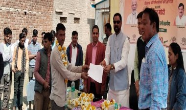 NEWS: ग्राम बरड़िया में विशेष कार्यक्रम संपन्न, प्रधानमंत्री मोदी का सीधा प्रसारण देखा, तो विधायक व एसडीएम में पात्र हितग्राहियों को वितरित किए पट्टे, पढ़े खबर