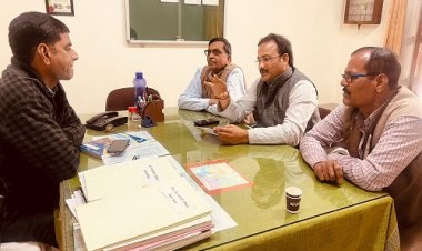 NEWS: कांग्रेस नेता तरूण बाहेती ने उठाया रेलवे का मुद्दा, प्लेटफार्म नंबर एक हो ट्रेनों का ठहराव, स्टेशन अधीक्षक को सौंपा पत्र, पढ़े खबर