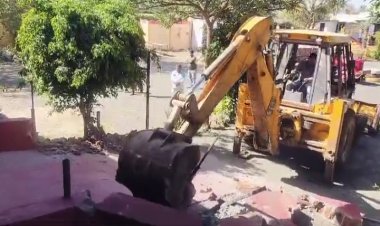 BIG NEWS: मनासा में अवैध अतिक्रमण पर चला प्रशासन का बुल्डोजर, नगर के इस रेस्टोरेंट पर ताबड़तोड़ कार्यवाही, शिकायत के बाद लिया एक्शन, पढ़े खबर