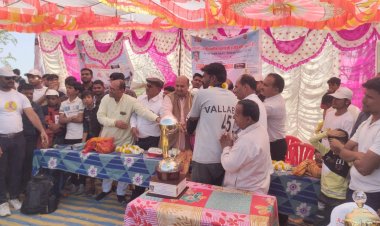 NEWS : हतुनिया में 11 दिवसीय क्रिकेट टूर्नामेंट,अब हुआ समापन ,इस टीम ने मारीबाजी,मिला बड़ा पुरस्कार,पढ़े ये खबर