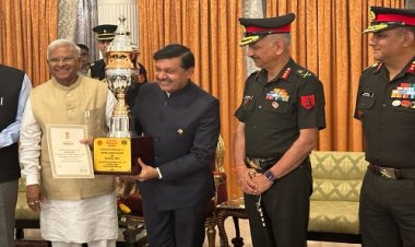 BIG NEWS: राजभवन में विशेष कार्यक्रम, महामहिम राज्यपाल ने नीमच जिला कलेक्टर दिनेश जैन को किया सम्मानित, वजह ये...! पढ़े खबर