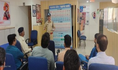 BIG NEWS: बैंक में अचानक पहुंची पुलिस, तो मचा हड़कंप, फिर शुरू हुआ समझाइश का दौर, खाकी ने बताएं ये नियम, पालन करने की अपील भी, पढ़े खबर