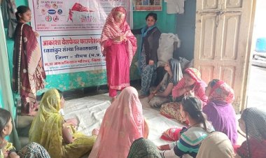 NEWS: आकांक्षा वेलफेयर फाउंडेशन की सदस्याएं पहुंची आंगनवाड़ी केंद्रों पर, महिलाओं को केंद्र सरकार की नई योजनाओं की दी जानकारी, पढ़े खबर