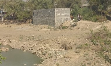 BIG NEWS: भरभड़िया गांव में तालाब, पहले अवैध खनन, फिर अतिक्रमण, और तान दिया बाड़ा, अब मामला पहुंचा जिला कलेक्टर तक, ग्रामीणों ने सौंपा ज्ञापन, आखिर किसने कब्जाई जमीन, पढ़े खबर